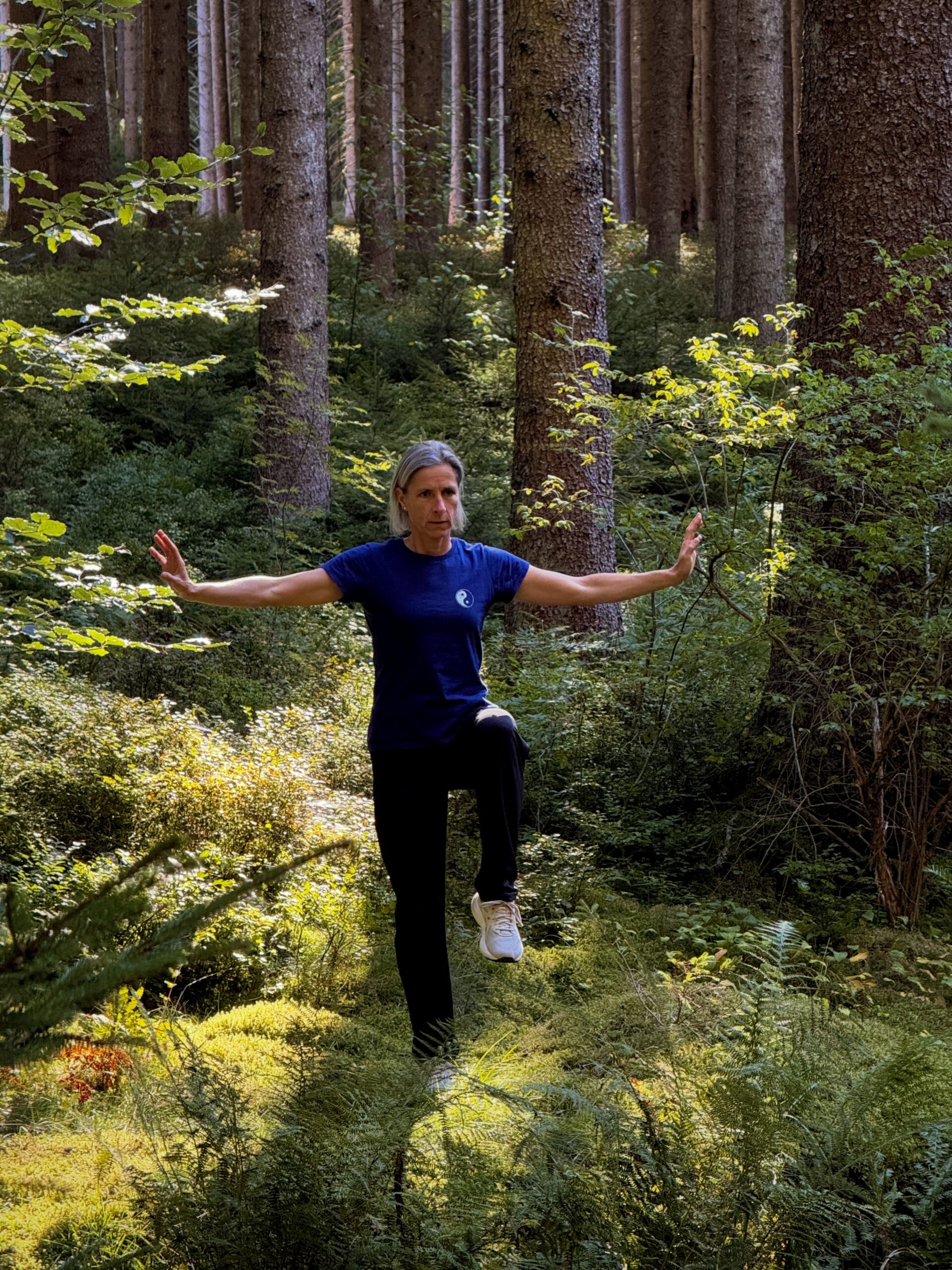 Silke Rothmund bei einer Bewegungsübung im Wald